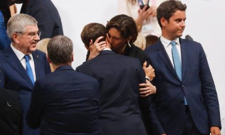 El extraño y sorprendente beso del Presidente de Francia y su ministra de deportes en las Olimpiadas