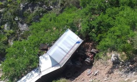 Cae vehículo a barranco de más de 30 metros a la altura de ‘La Muralla’