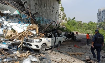 Tráiler le cae encima a 2 autos al caer de un puente en la autopista Saltillo-Monterrey