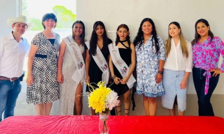 Tres jóvenes buscan la corona de Villa de Cloete, en Sabinas