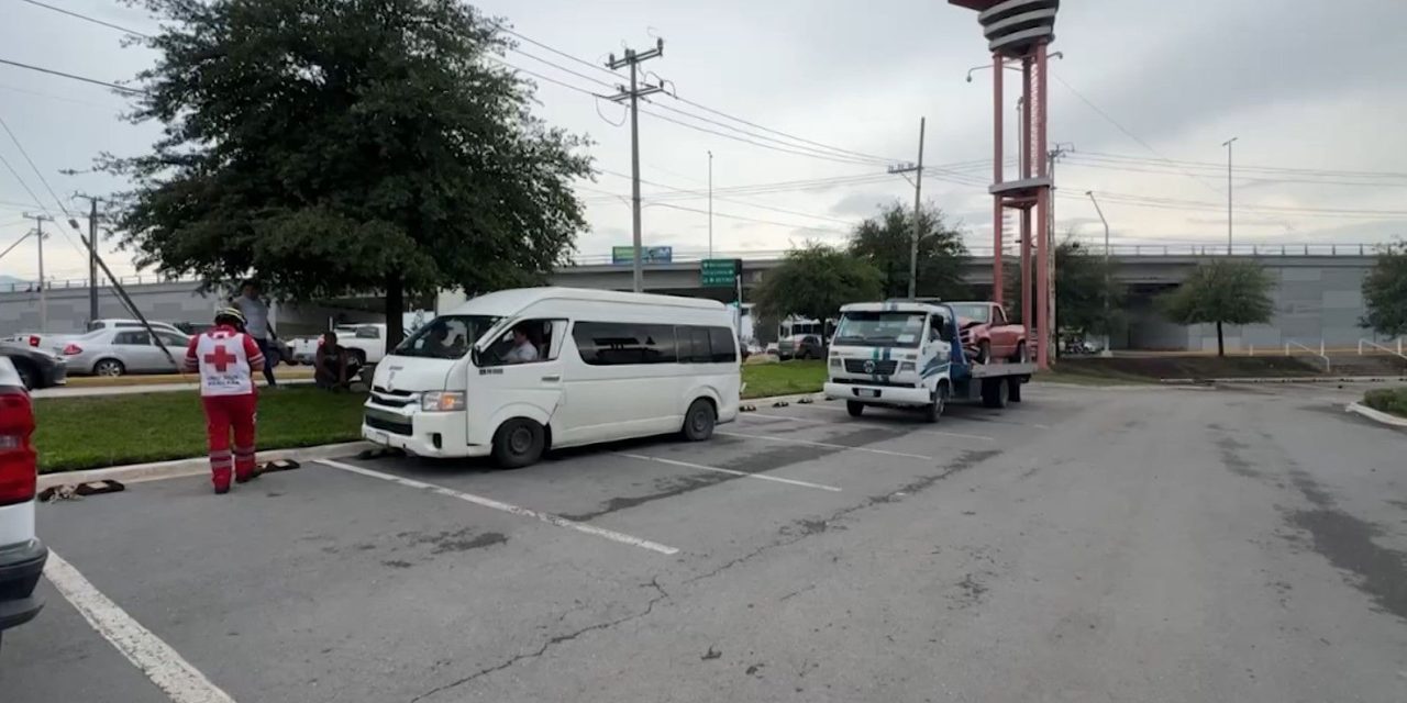 Choca por alcance a transporte de personal en Saltillo