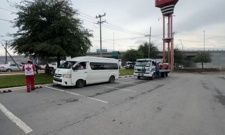Choca por alcance a transporte de personal en Saltillo