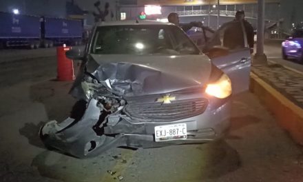 Automovilista choca por ir distraído al norte de Saltillo