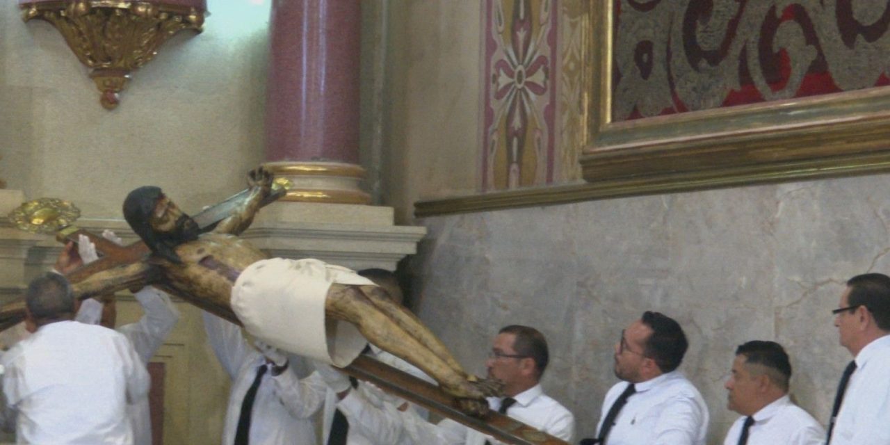 Con el descenso de la imagen del Santo Cristo arrancó el novenario en su honor