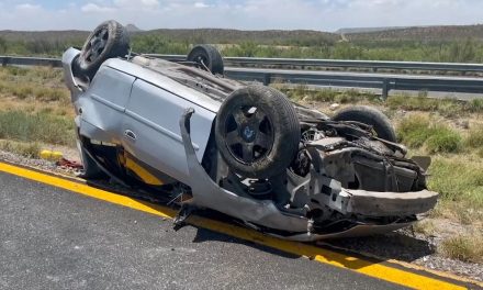 Hombre pierde la vida en volcadura en la carretera Torreón-Saltillo
