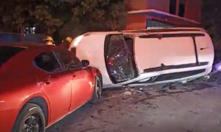 Saltillo: Joven de 19 años destroza la camioneta de sus papás al estrellarse contra autos estacionados