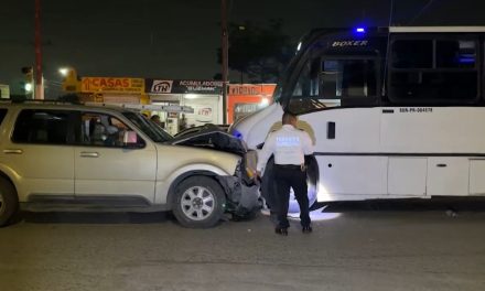 Conductor invade carril y choca de frente a transporte de personal en Saltillo