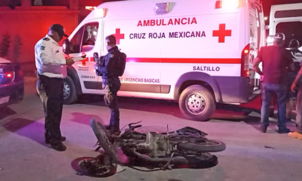 Saltillo: Manda a motociclistas al hospital, no frenó por falta de señalamientos
