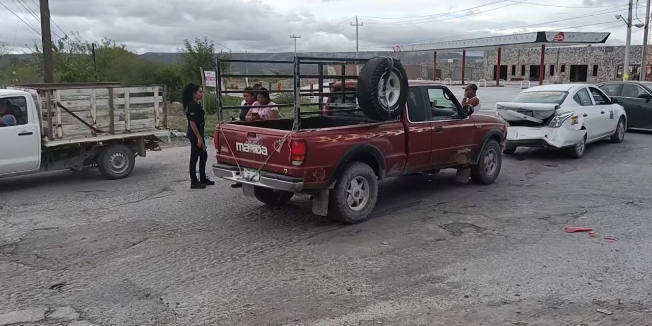 Mujer al volante impacta a un taxi en Parras