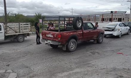 Mujer al volante impacta a un taxi en Parras