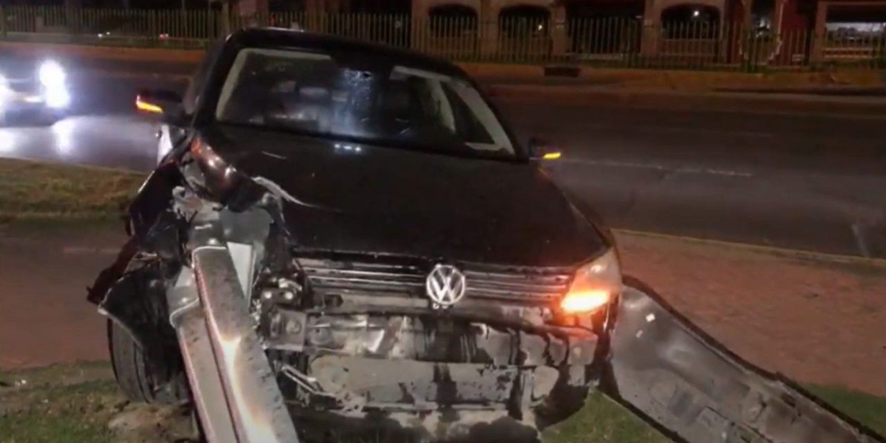 Muro casi parte en dos a un ebrio conductor en Saltillo