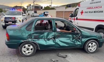 Camioneta no hace alto y embiste auto compacto en Saltillo