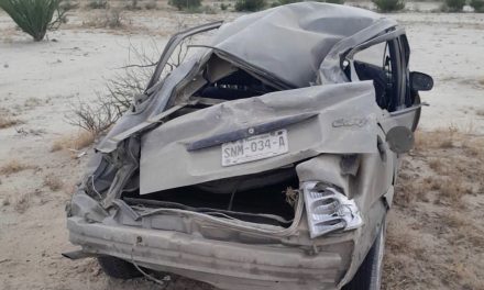Regio muere en volcadura en la Saltillo-Torreón