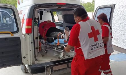 Se le acelera la moto y mujer cae al pavimento en Parras