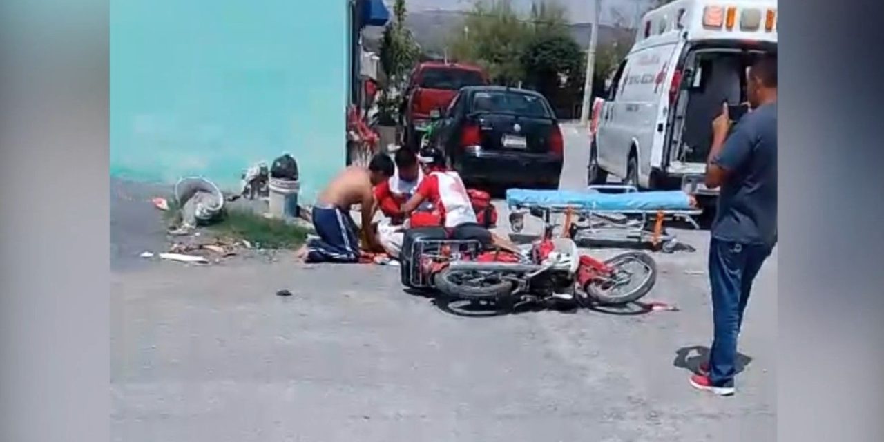 Se impacta camión materialista con motocicleta en Parras