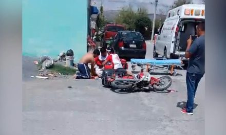 Se impacta camión materialista con motocicleta en Parras