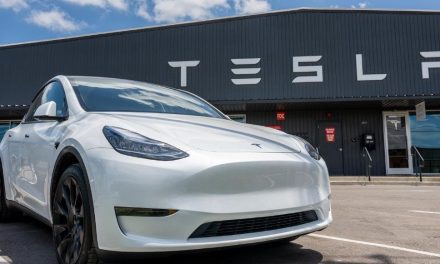 Tesla revisará casi 1.85 millones de autos en EE.UU. por defecto en el capó