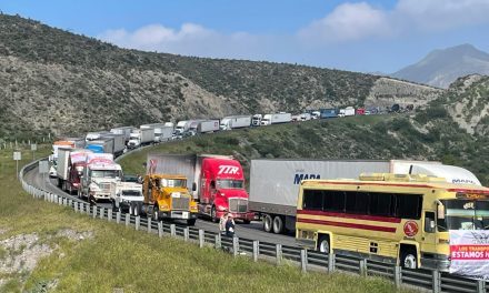¿Piensas viajar a Monterrey? Transportistas protestan por extorsiones en la autopista