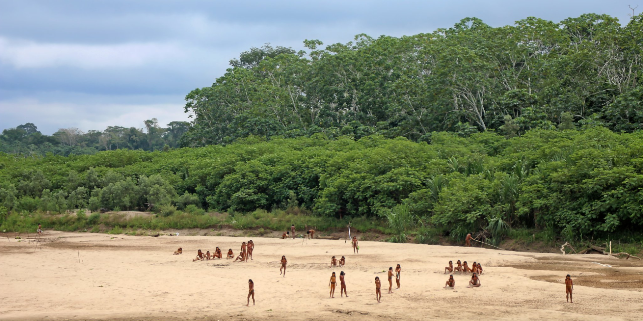 Captan a extraña tribu aislada emergiendo de la selva amazónica