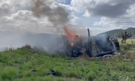 Transporte de carga termina en cenizas luego de sufrir una volcadura en la Carretera 57