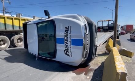 Vuelca vehículo en el boulevard Vito Alessio Robles