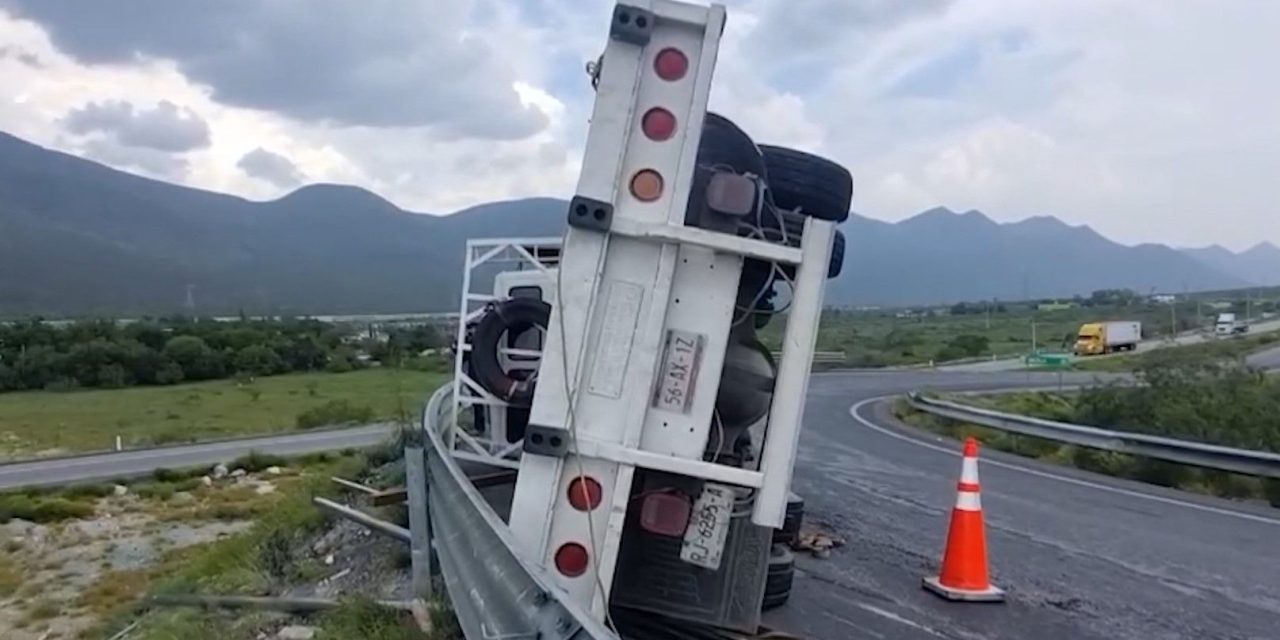 Vuelca transporte de carga en la Saltillo-Monterrey