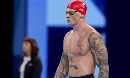 El tres veces campeón, Adam Peaty, denuncia comida con gusanos en la Villa Olímpica