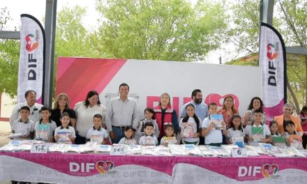 DIF Acuña entrega útiles escolares a alumnos