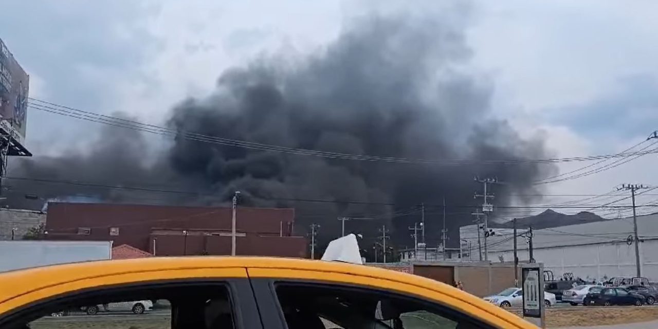 Fuerte incendio consume bodegas del Parque Industrial Las Torres en Saltillo