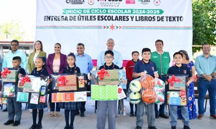 Román Cepeda da el banderazo inicial a las clases en Torreón