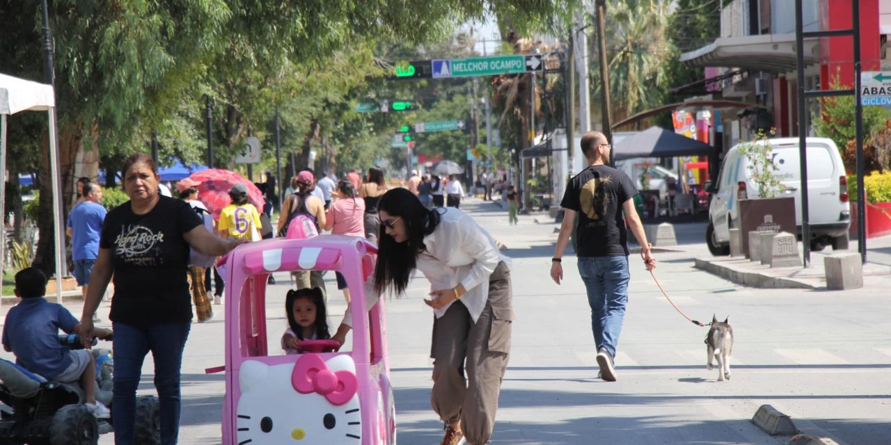 Visitan cientos de familias el Paseo Colón