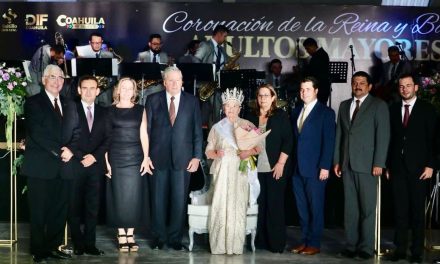 Coronan alcalde y DIF Saltillo a reina de adultos mayores