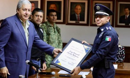 Reconoce Chema Fraustro a policías por actos heroicos