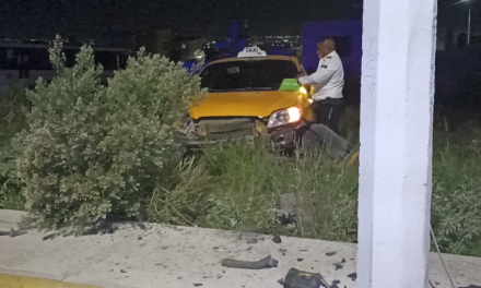Saltillo: Abandonan taxi tras accidente, poste lo sacó del camino
