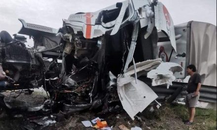 Durante la madrugada colapsa la Monterrey Saltillo por volcadura de tráiler