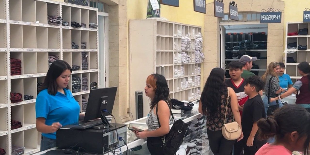 Saltillenses abarrotan comercios ahora por los uniformes