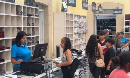 Saltillenses abarrotan comercios ahora por los uniformes