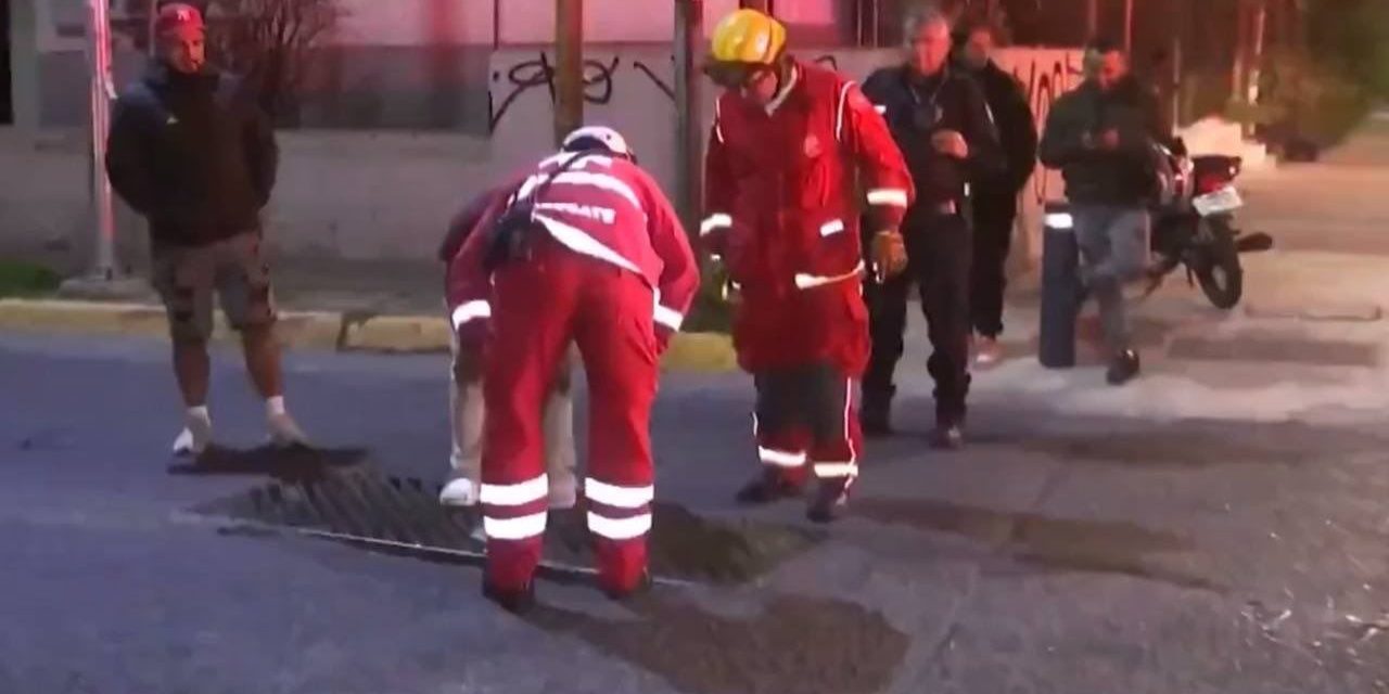Hombre queda atrapado en alcantarilla de Guadalajara porque ‘buscaba’ un anillo de boda
