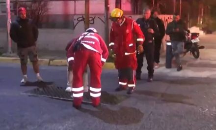 Hombre queda atrapado en alcantarilla de Guadalajara porque ‘buscaba’ un anillo de boda