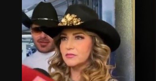 Video: La cara de Alicia Villarreal al enterarse de una supuesta infidelidad de su esposo mientras la entrevistaban