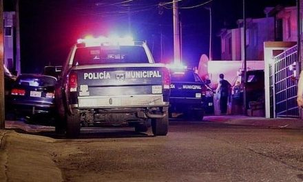 Hijo apuñala a su madre sin razón aparente mientras dormía… su papá lo entrega a la policía