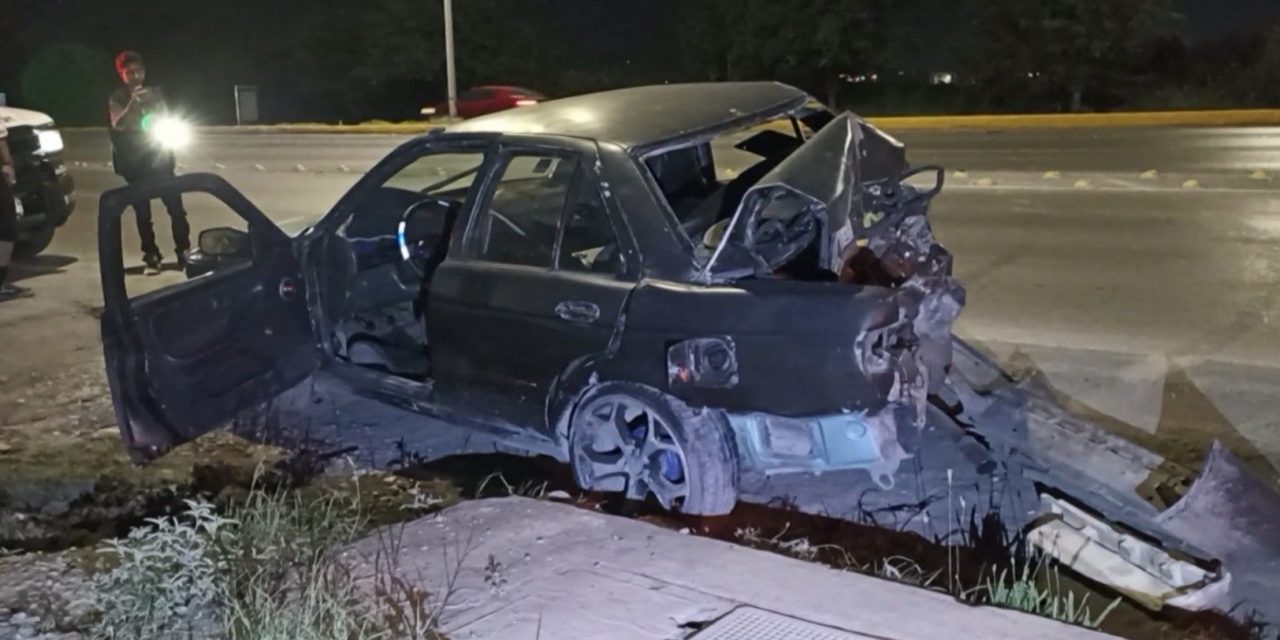 Autobús  saca del camino a un auto durante la madrugada