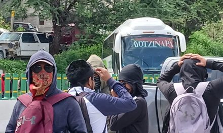 Normalistas bloquean Autopista del Sol y atacan oficinas de finanzas