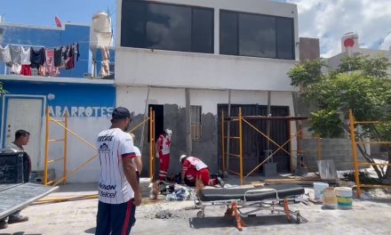 Hombre de la tercera edad cae de andamio y resulta lesionado en Saltillo
