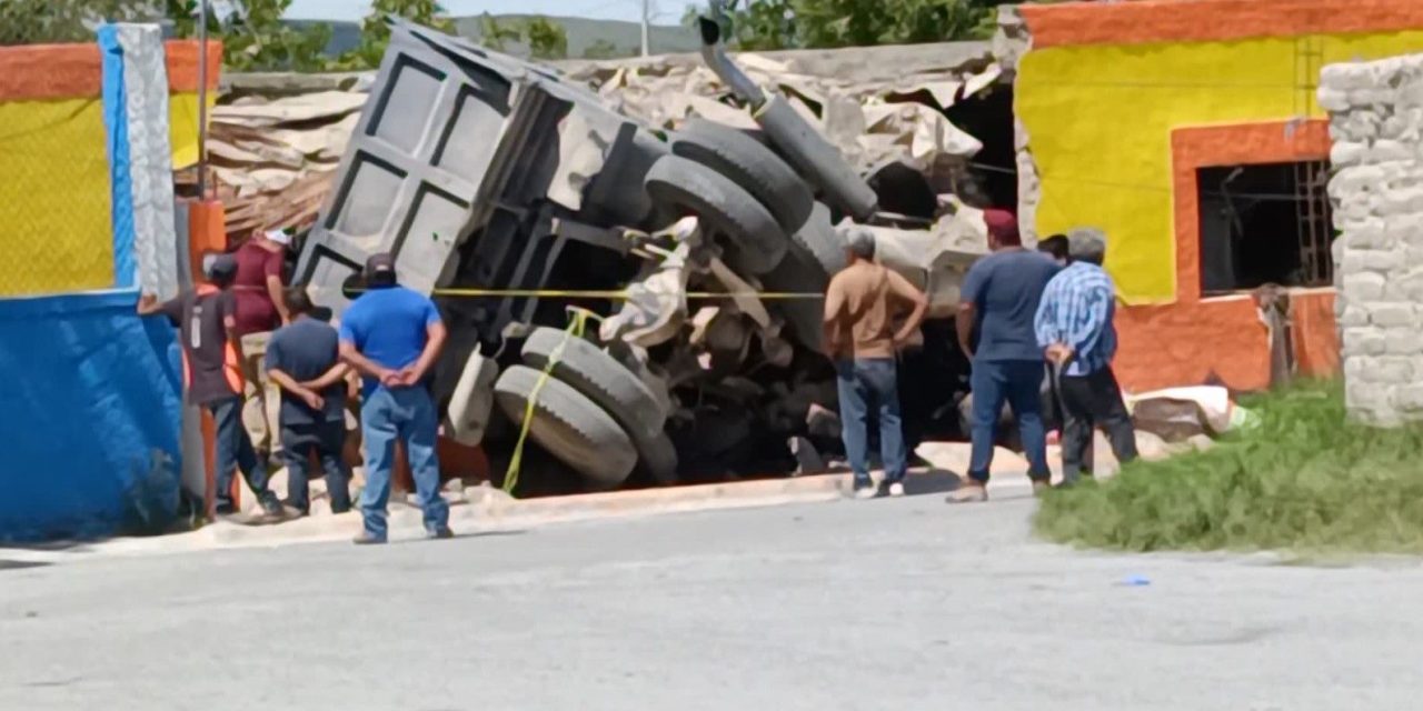 Camión se queda sin frenos en Parras y  mata a una persona al destruir una vivienda