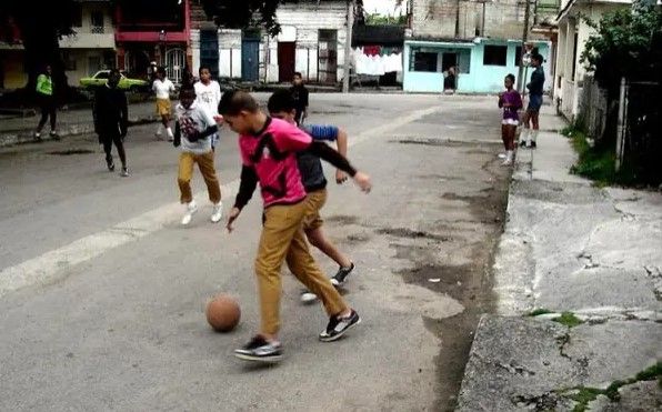 En Zapopan multarán a quien cierre calles para jugar cascaritas o canicas sin permiso