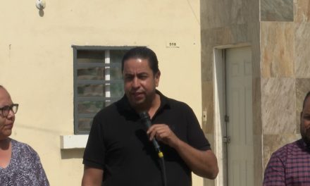 Chema Morales beneficia a colonia Valle de los Pinos en Ramos Arizpe