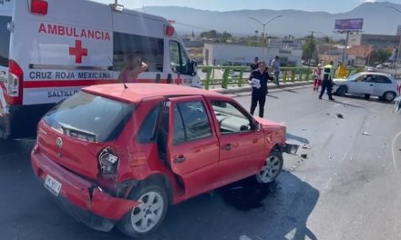 Choca por alcance, causa daños y provoca tráfico vehicular en Saltillo