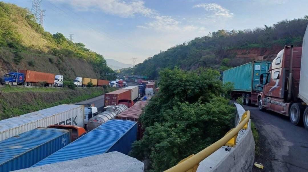 Colapsa el puerto de Manzanillo; hubo caos y filas kilométricas además de una persona sin vida