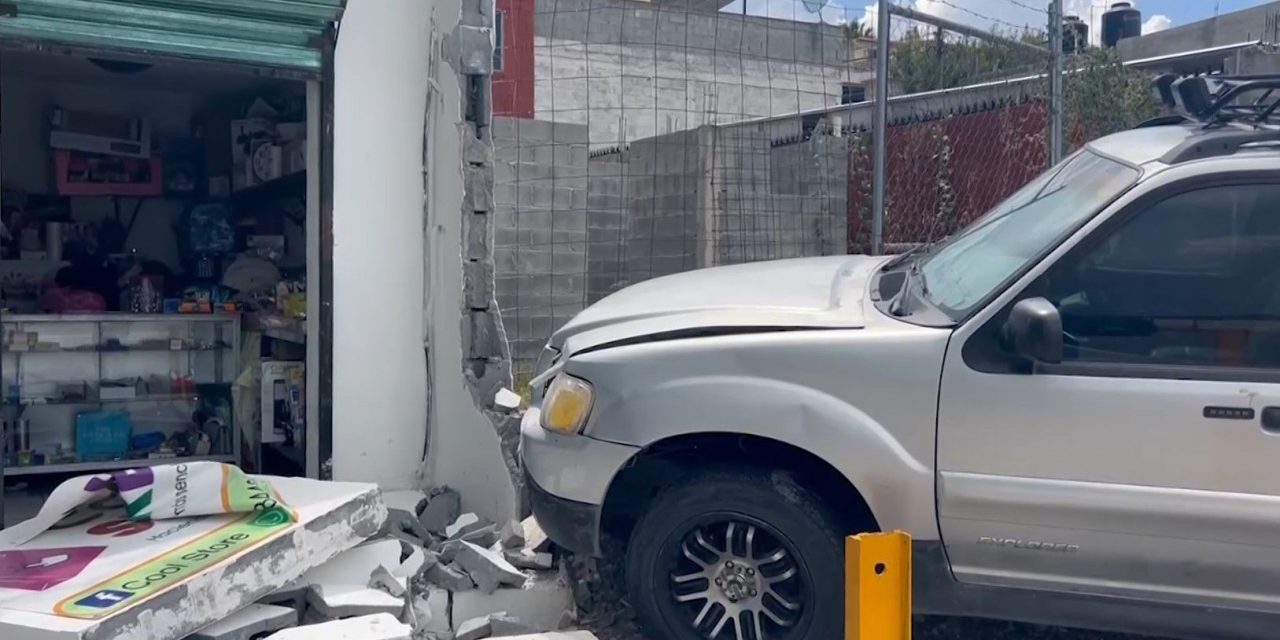 Conductor choca y derriba una barda en Saltillo